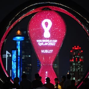 Die Worldcup-Uhr, die die Zeit bis zum Beginn der Fußball-WM anzeigt, leuchtet vor der Skyline von Doha.&nbsp;