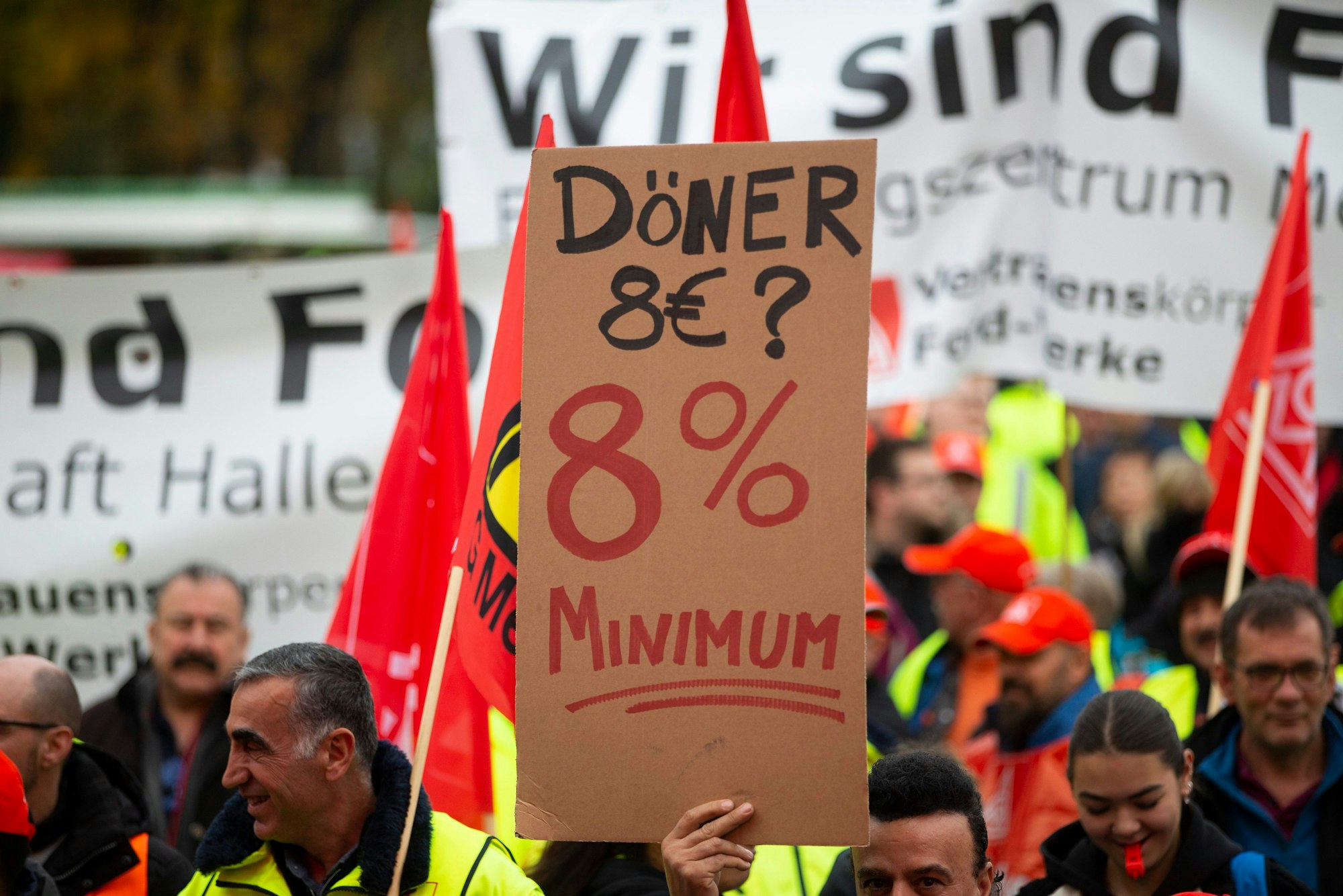 Beschäftigte von Ford und anderer Betriebe versammeln sich zu einer Demonstration und Kundgebung der Gewerkschaft IG Metall am Tor 24 des Ford-Werks in Köln-Niehl.