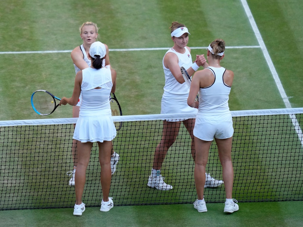 Tennisspielerinnen stehen in Wimbledon in Weiß auf dem Platzt, die Kleiderordnung wird nun gelockert.