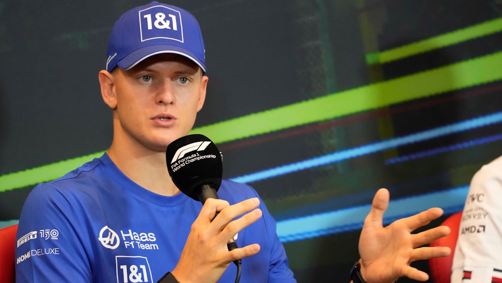 Mick Schumacher spricht bei einer Pressekonferenz. Sein Aus in der Formel 1 bei Haas ist inzwischen beschlossene Sache.