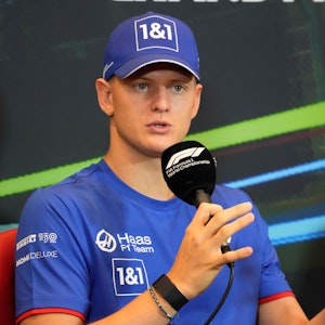 Mick Schumacher spricht bei einer Pressekonferenz. Sein Aus in der Formel 1 bei Haas ist inzwischen beschlossene Sache.