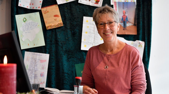 Birgit Müller arbeitet seit 32 Jahren als „Aushilfschristkind“ im Postamt in Engelskirchen. Sie beantwortet Wunsch-Briefe von Kindern aus 50 Ländern.