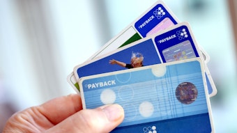 Eine Hand hält drei Payback-Karten wie einen Fächer.