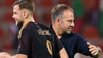 Bundestrainer Hansi Flick klatscht nach dem Spiel mit Torschütze Niklas Füllkrug ab.