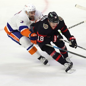 Tim Stützle führt im Spiel gegen die New York Islanders den Puck.