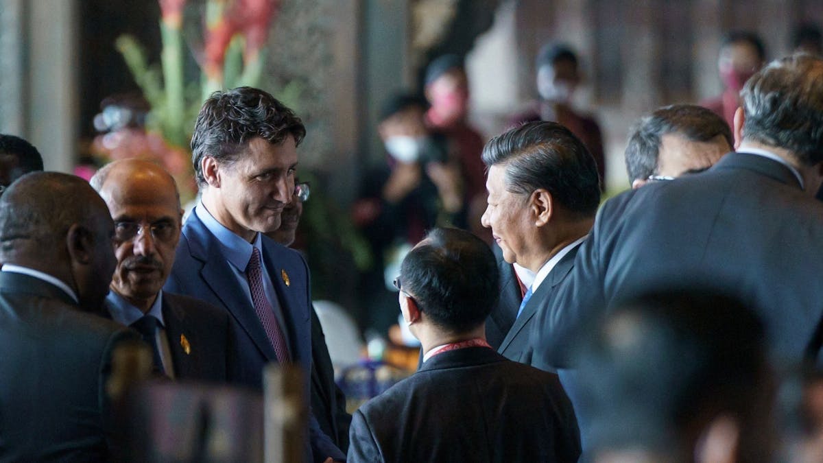 Dieses vom Büro des kanadischen Premierministers am 16. November veröffentlichte Foto zeigt den kanadischen Premierminister Justin Trudeau (l.) im Gespräch mit dem chinesischen Präsidenten Xi Jinping am Rande des G20-Gipfels in Bali.