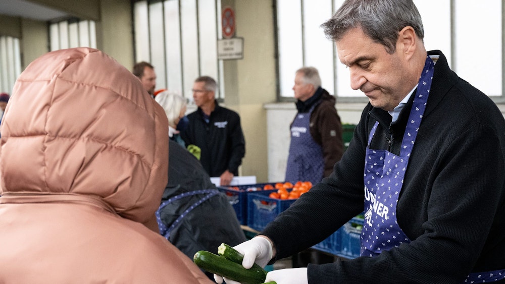 Markus Söder (CSU), Ministerpräsident von Bayern, besucht am Münchner Großmarkt eine Ausgabestelle der Tafel München und verteilt dabei Lebensmittel.