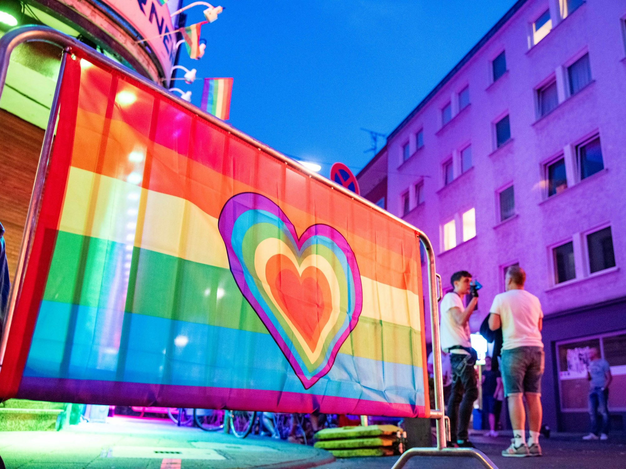 Am Treffpunkt der Queer-Szene, auf der Schaafenstraße, hängt eine Regenbogenflagge.