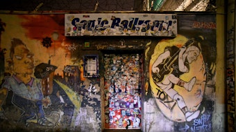 Außenaufnahme des Sonic Ballroom in der Nacht: Die Eingangstüre ist mit Stickern voll geklebt, auf der Fassade sind Graffitis angebracht.