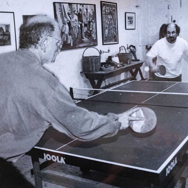 14.08.2022, Köln: Salman Rushdie und Günter Wallraff spielen Tischtennis. Foto: Günter Zint, Repro: Uwe Weiser
