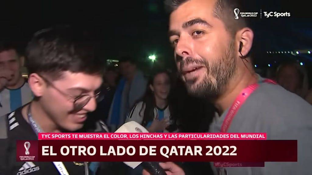Der argentinische TV-Reporter Matias Pelliccioni berichtet über argentinische Fans, die bereits zur WM nach Katar gereist sind. Screenshot des Berichts vom Sender TyC Sports 