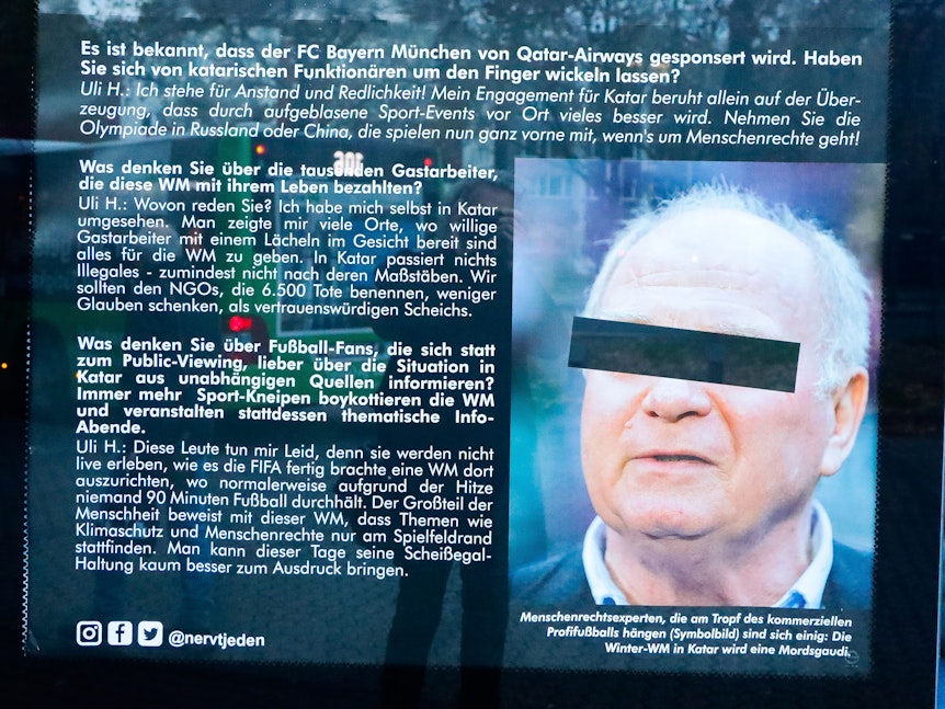 Uli Hoeneß auf einem schwarzen Plakat in Köln. Eine Aktivistengruppe kritisiert so die WM 2022 in Katar.