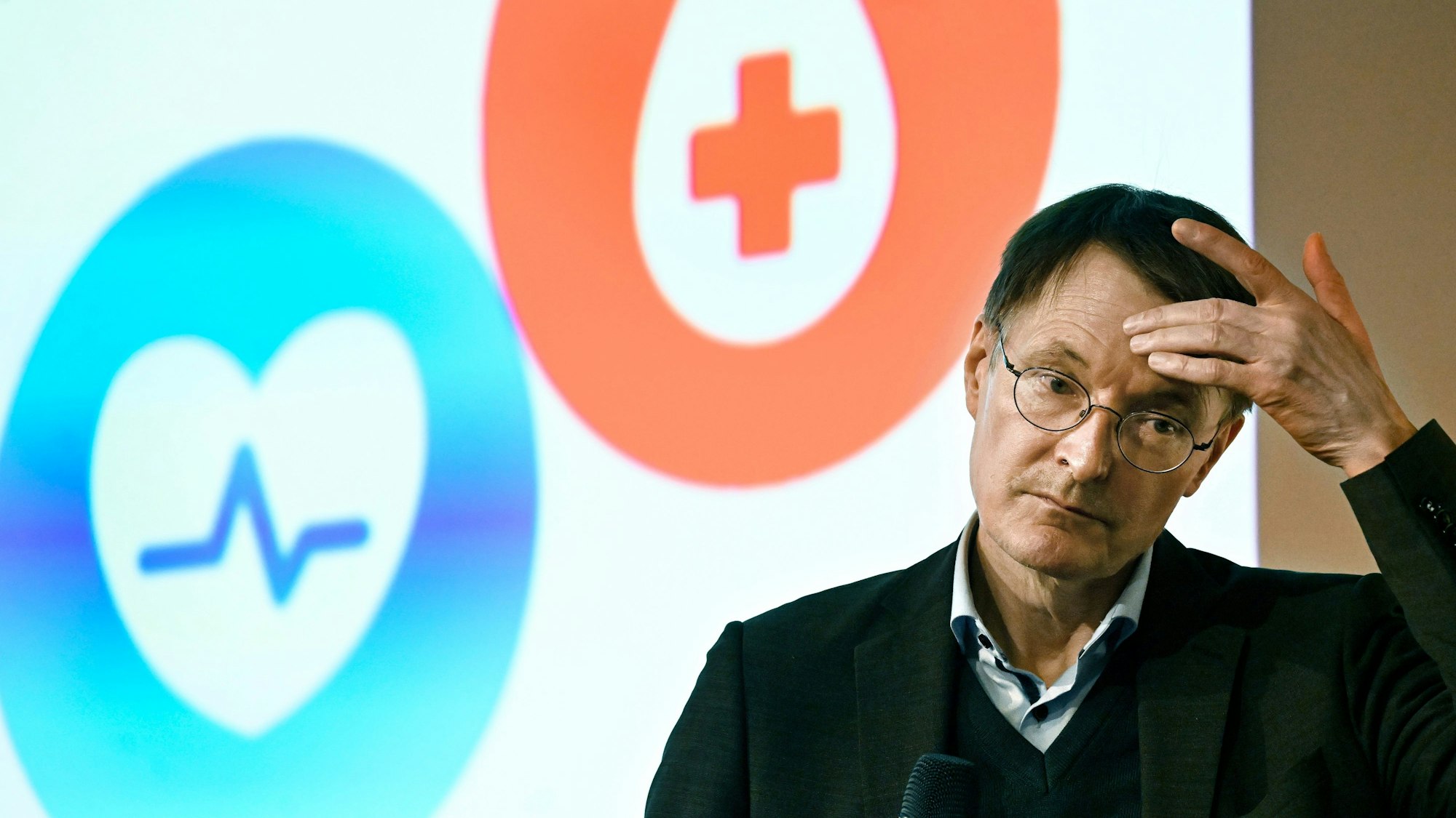 Bundesgesundheitsminister Karl Lauterbach (SPD) spricht beim 45. Deutschen Krankenhaustag während der Medizin-Messe „Medica“.
