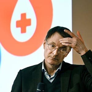 Bundesgesundheitsminister Karl Lauterbach (SPD) spricht beim 45. Deutschen Krankenhaustag während der Medizin-Messe „Medica“.