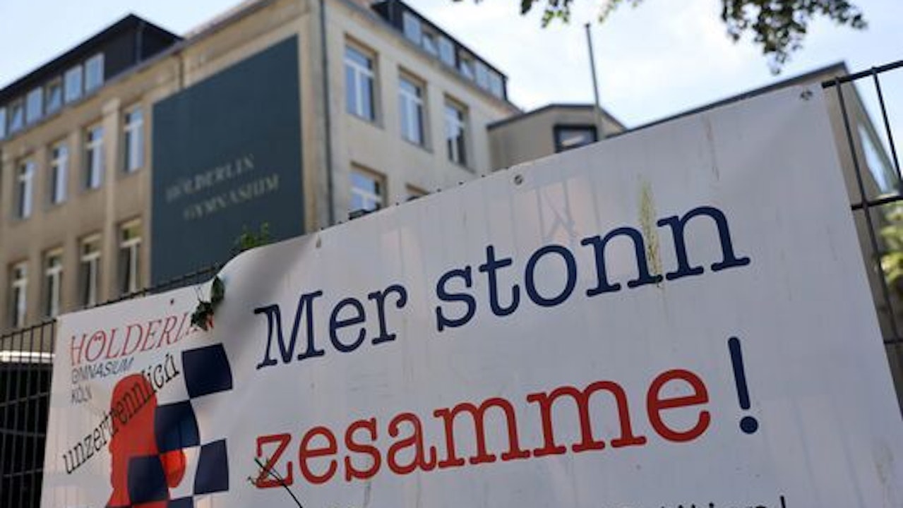 Ein Protestplakat hängt am Kölner Hölderlin-Gymnasium