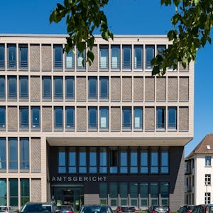 Das Gebäude des Amtsgericht Gummersbach an einem sonnigen Tag.