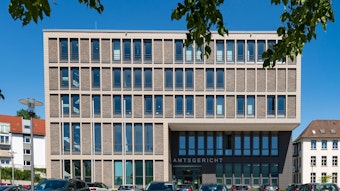 Das Gebäude des Amtsgericht Gummersbach an einem sonnigen Tag.