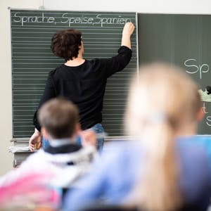 Eine Lehrerin schreibt in einer Grundschule Wörter mit «Sp» am Anfang an eine Tafel.&nbsp;