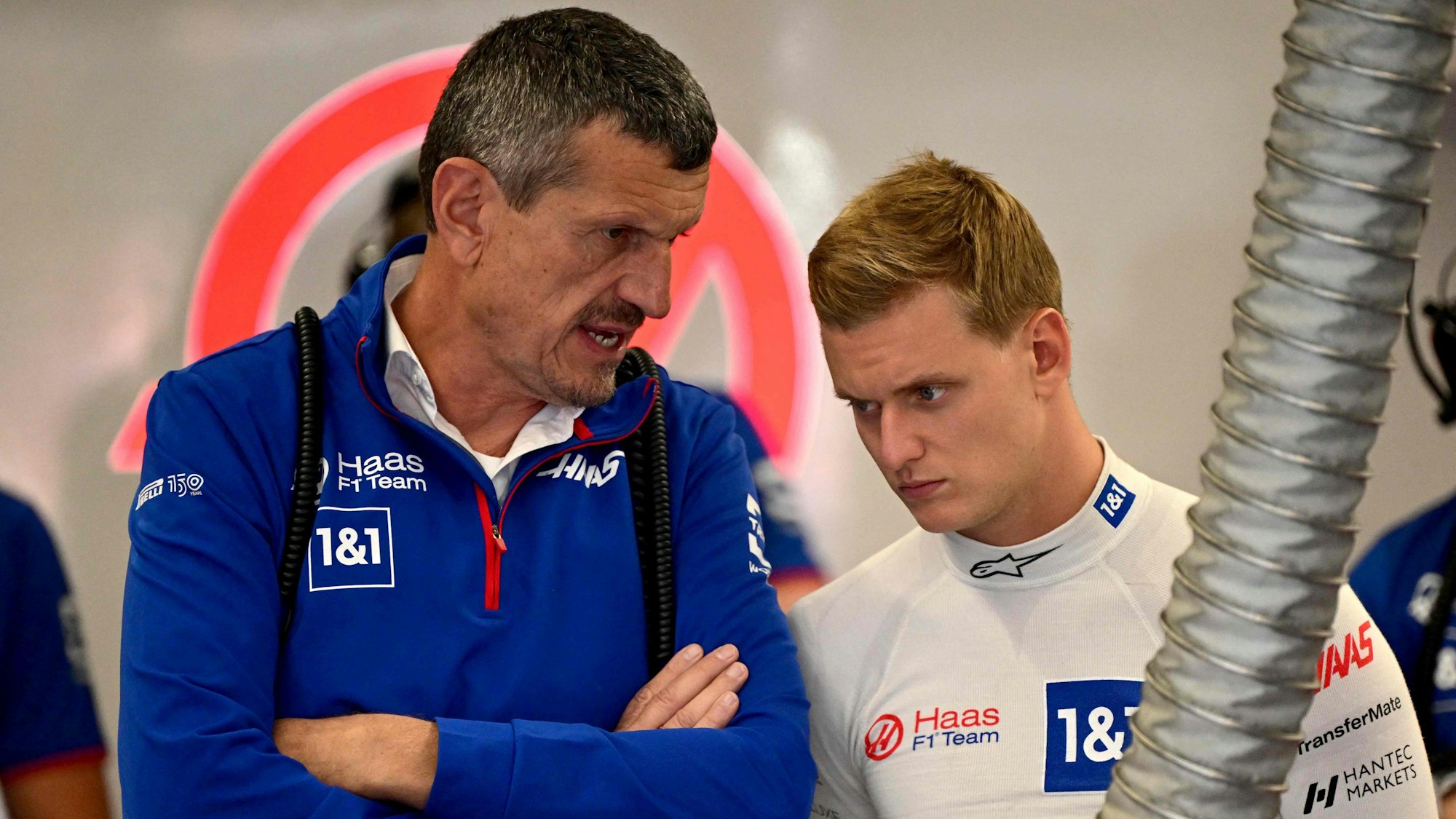 Günther Steiner senkte am Ende den Daumen: Mick Schumacher fährt 2023 nicht in der Formel 1. Das Foto zeigt beide in der Box von Haas im Gespräch