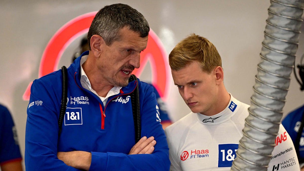 Günther Steiner senkte am Ende den Daumen: Mick Schumacher fährt 2023 nicht in der Formel 1. Das Foto zeigt beide in der Box von Haas im Gespräch