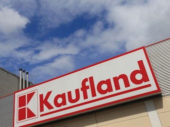 Das Logo von „Kaufland“ an einer Filiale der Supermarktkette.