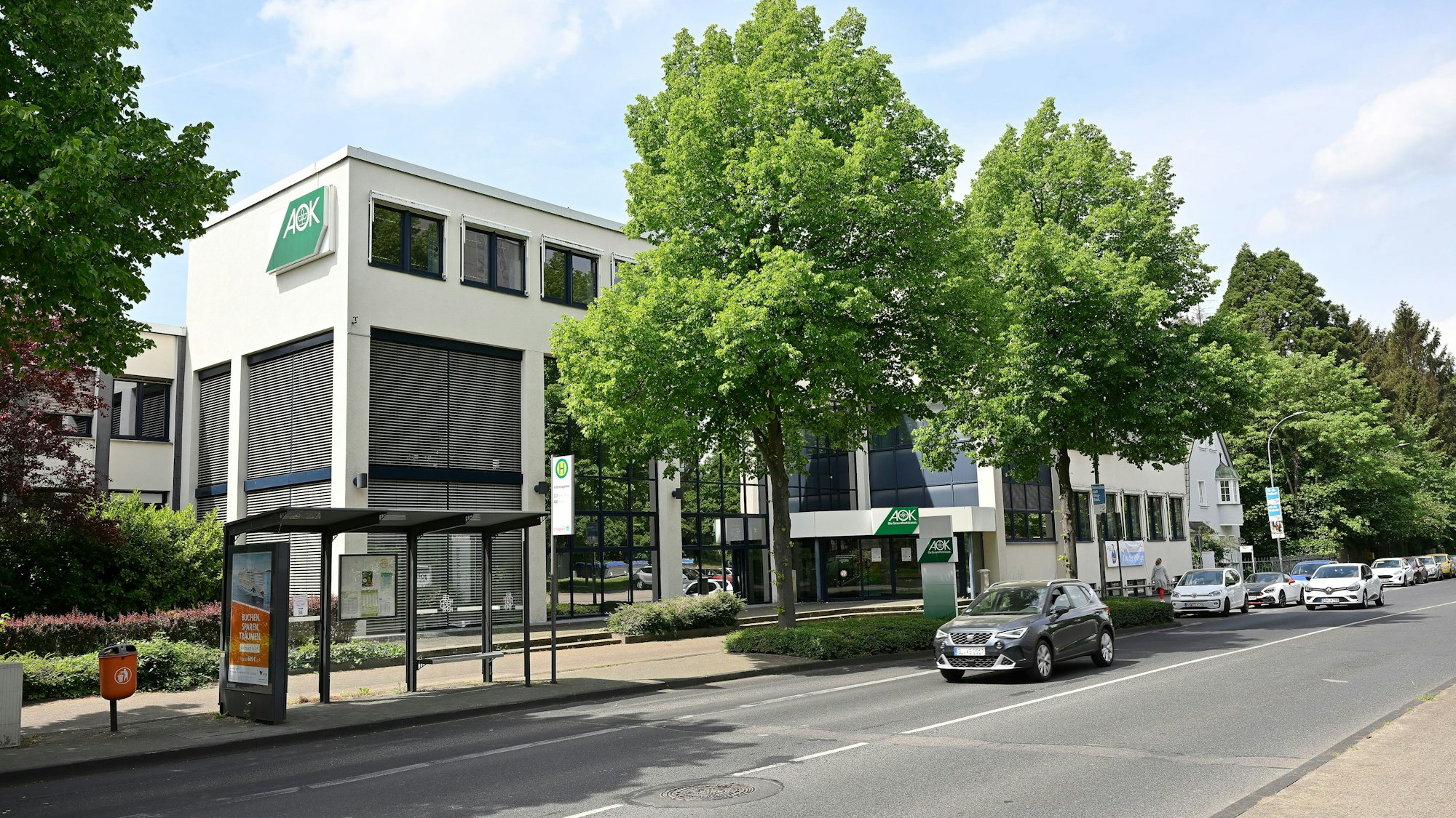 Das Foto zeigt das AOK-Gebäude an der Bensberger Straße