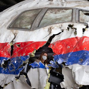 Richter und Anwälte im Prozess um den Absturz von Flug MH17 inspizieren das rekonstruierte Wrack der Passagiermaschine des MH17-Fluges auf dem Militärflugplatz Gilze-Rijen.&nbsp;