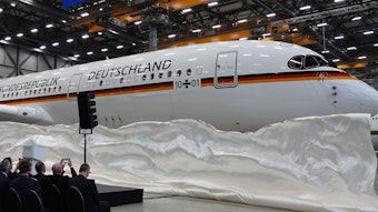 Der Airbus A350 „Konrad Adenauer“ steht in einer Flugzeughalle in Hamburg.