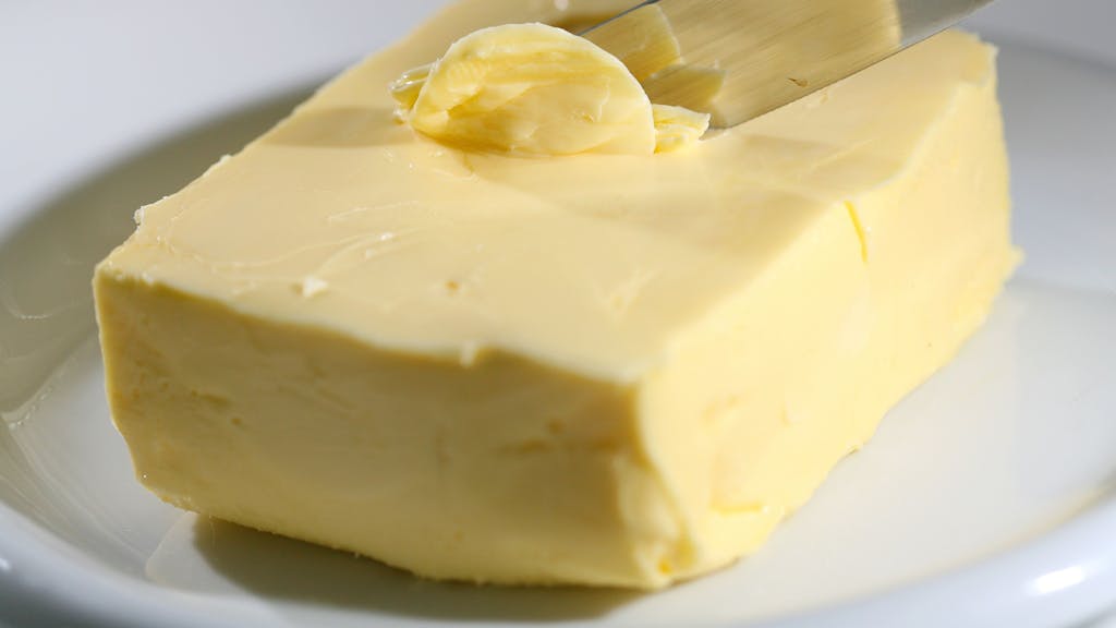 Das Symbolfoto von Juli 2008 zeigt einen Block Butter und ein Messer.