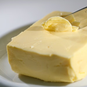 Das Symbolfoto von Juli 2008 zeigt einen Block Butter und ein Messer.