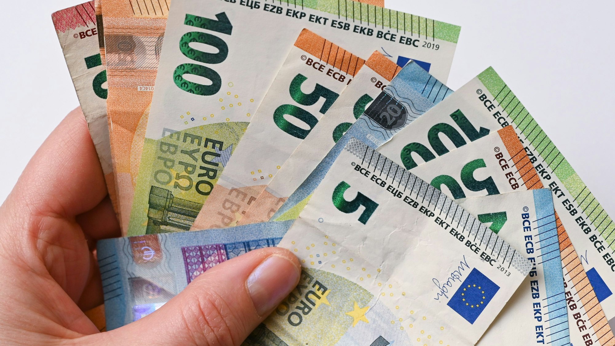 Eine Person hält Eurobanknoten in ihren Händen (Symbolbild).