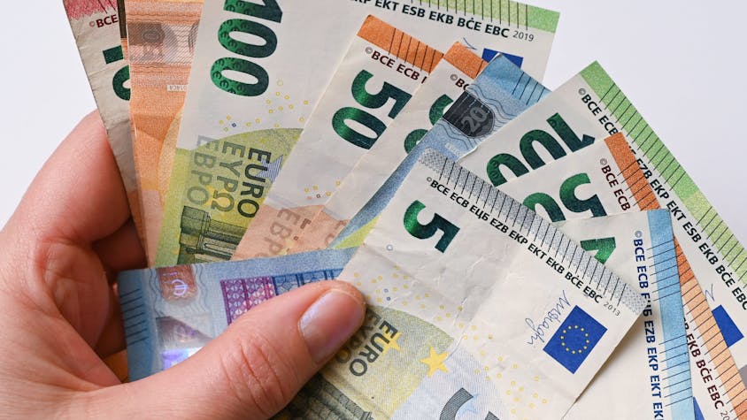 Eine Frau hält Eurobanknoten in ihren Händen (gestellte Aufnahme).&nbsp;