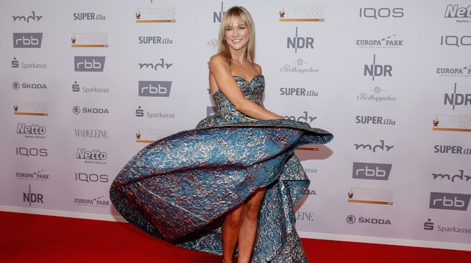 Linda Hesse, Sängerin, steht als Gast bei der Fernsehgala «Goldene Henne» auf dem Roten Teppich.