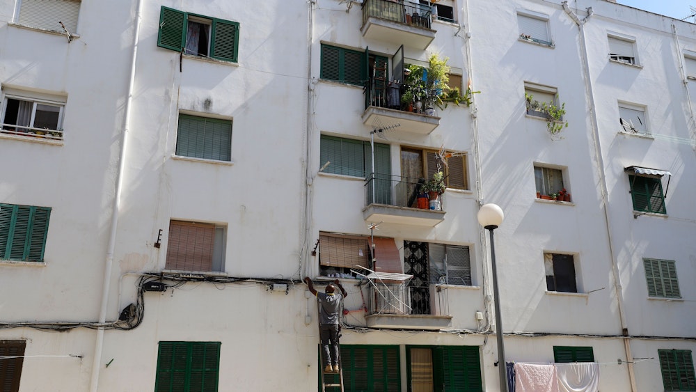 Ein Elektriker arbeitet an einer Straße im Bezirk Son Gotleu. Wegen hoher Corona-Zahlen hat die Regionalregierung der Balearen die Abriegelung des Wohnviertels in der Stadt Palma angeordnet.