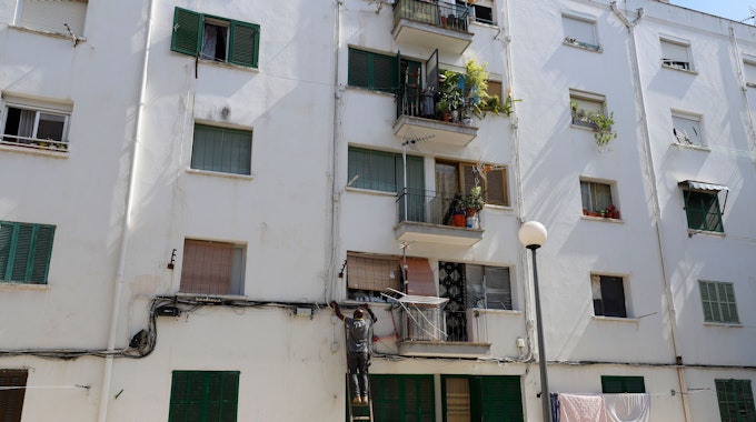 Ein Elektriker arbeitet an einer Straße im Bezirk Son Gotleu. Wegen hoher Corona-Zahlen hat die Regionalregierung der Balearen die Abriegelung des Wohnviertels in der Stadt Palma angeordnet.
