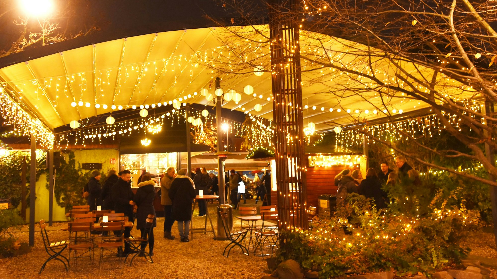 Innenhof geschmückt als kleiner Weihnachtsmarkt mit vielen Lichtern