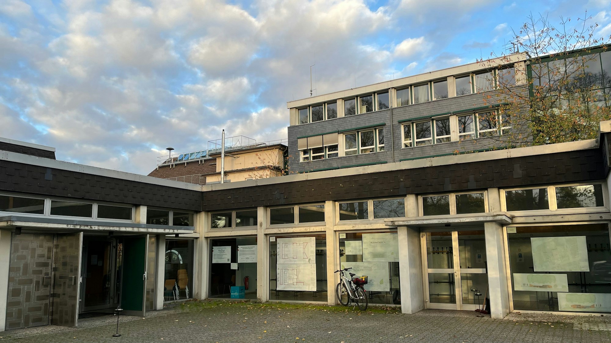 Im Schatten des Rathauses steht das Haus der Kunst in Burscheid