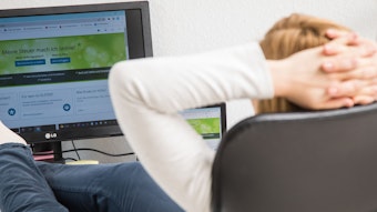 Eine Frau sitzt vor dem Steuerprogramm auf dem Computer.