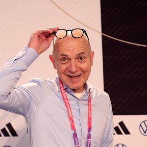 Bernd Neuendorf kommt zur DFB-Pressekonferenz.