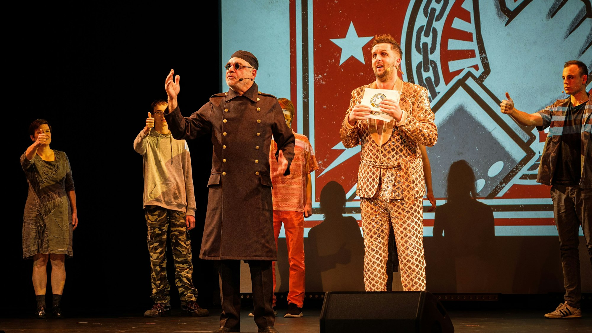 Schauspieler stehen zur Premiere von Sonnenmarsch auf der Bühne der Halle 32 in Gummersbach.