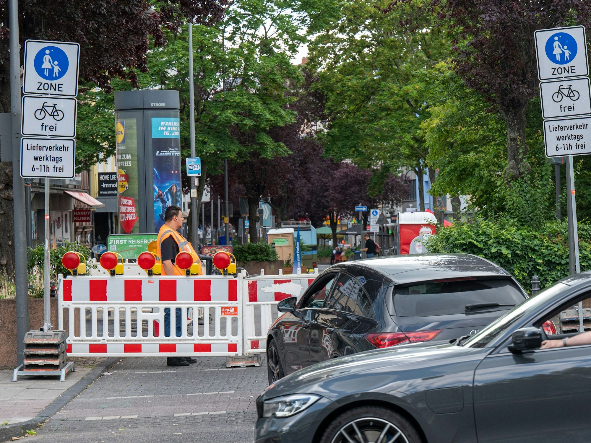 Die autofreie Deutzer Freiheit (hier ein Foto vom 11. Juni 2022) – im Bereich zwischen Graf-Geßler-Straße und Gotenring wird es Verkehrsanpassungen geben.