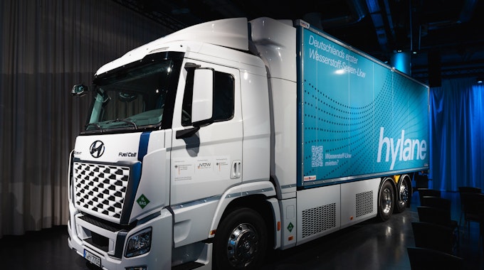 Das Foto zeigt ein Modell des Wasserstoff-Lastwagens. Die Reichweite beträgt 400 Kilometer.