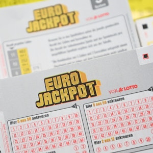 Tippscheine für das Glücksspiel Eurojackpot liegen an einer Annahmestelle.