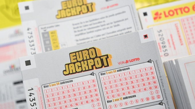 Tippscheine für das Glücksspiel Eurojackpot liegen an einer Annahmestelle.