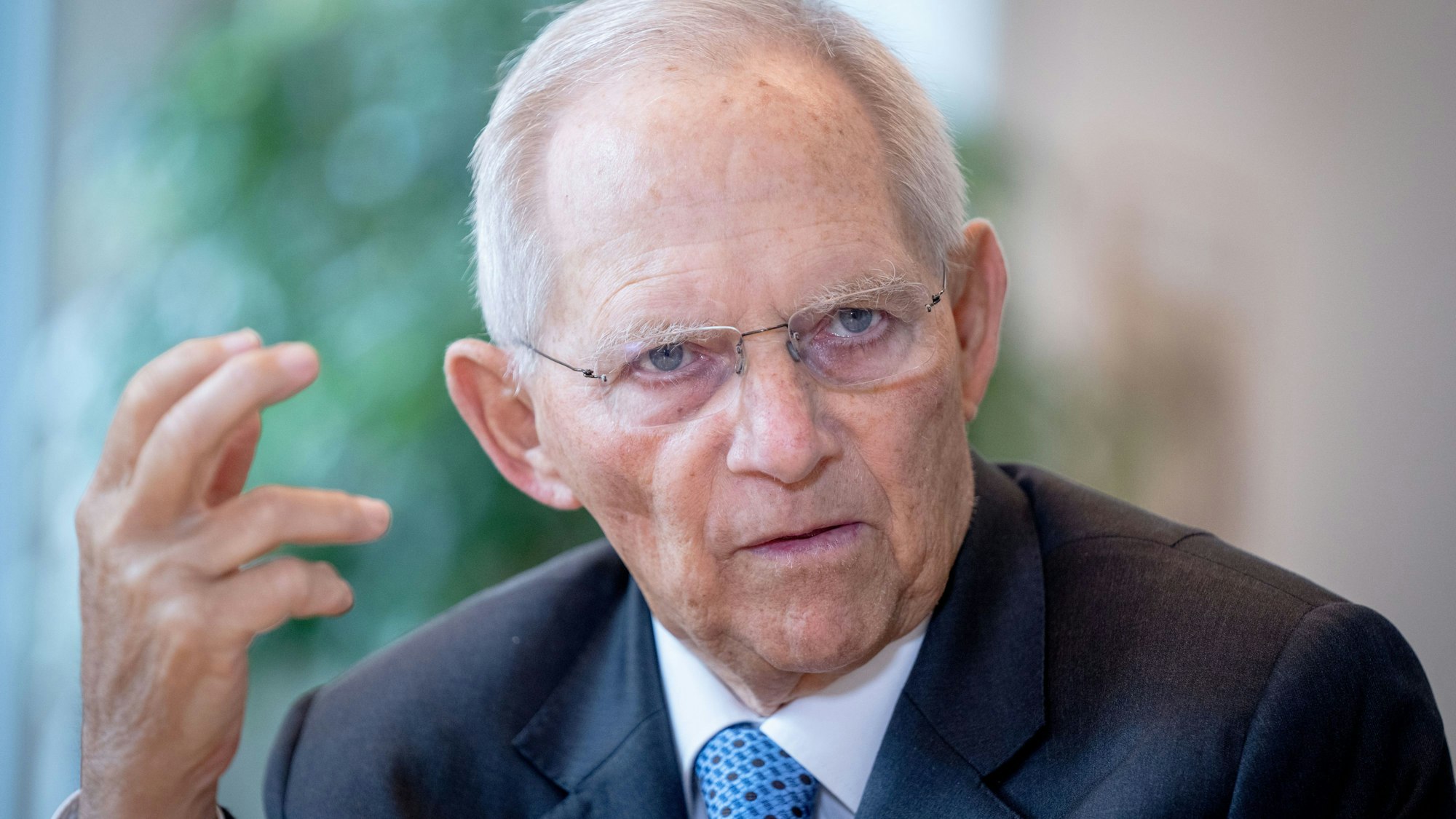 Wolfgang Schäuble (CDU), damaliger Bundestagspräsident, spricht in einem Interview mit einem Journalisten der Deutschen Presse-Agentur in seinem Büro im Bundestag.