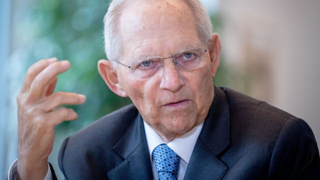 Wolfgang Schäuble (CDU), damaliger Bundestagspräsident, spricht in einem Interview mit einem Journalisten der Deutschen Presse-Agentur in seinem Büro im Bundestag.&nbsp;