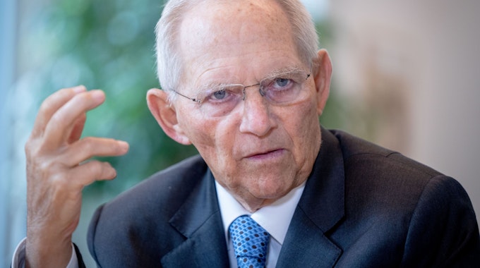 Wolfgang Schäuble (CDU), damaliger Bundestagspräsident, spricht in einem Interview mit einem Journalisten der Deutschen Presse-Agentur in seinem Büro im Bundestag.&nbsp;