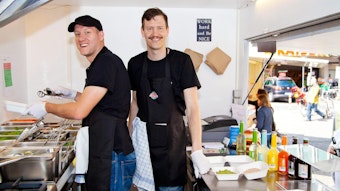 Mario Binder (L) und Ulrich Glemnitz stehen in einem Foodtruck von "Bunte Burger".