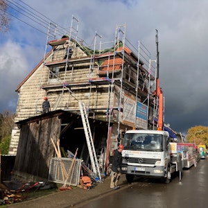 Saarland, Urexweiler: Erste Reparaturarbeiten an einem Hausdach, das am 17.11.2022 bei einem Unwetter mit Sturm und Hagel beschädigt wurde.