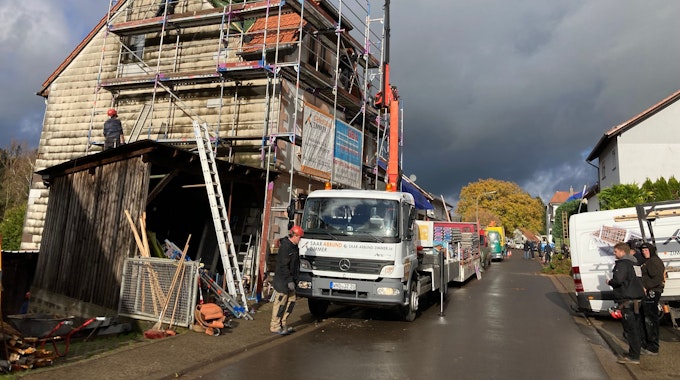 Saarland, Urexweiler: Erste Reparaturarbeiten an einem Hausdach, das am 17.11.2022 bei einem Unwetter mit Sturm und Hagel beschädigt wurde.
